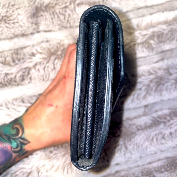 ❌ SOLD ❌ 
Authentic Louis Vuitton - Sarah Epi Wallet in black - Picture 3 of 10